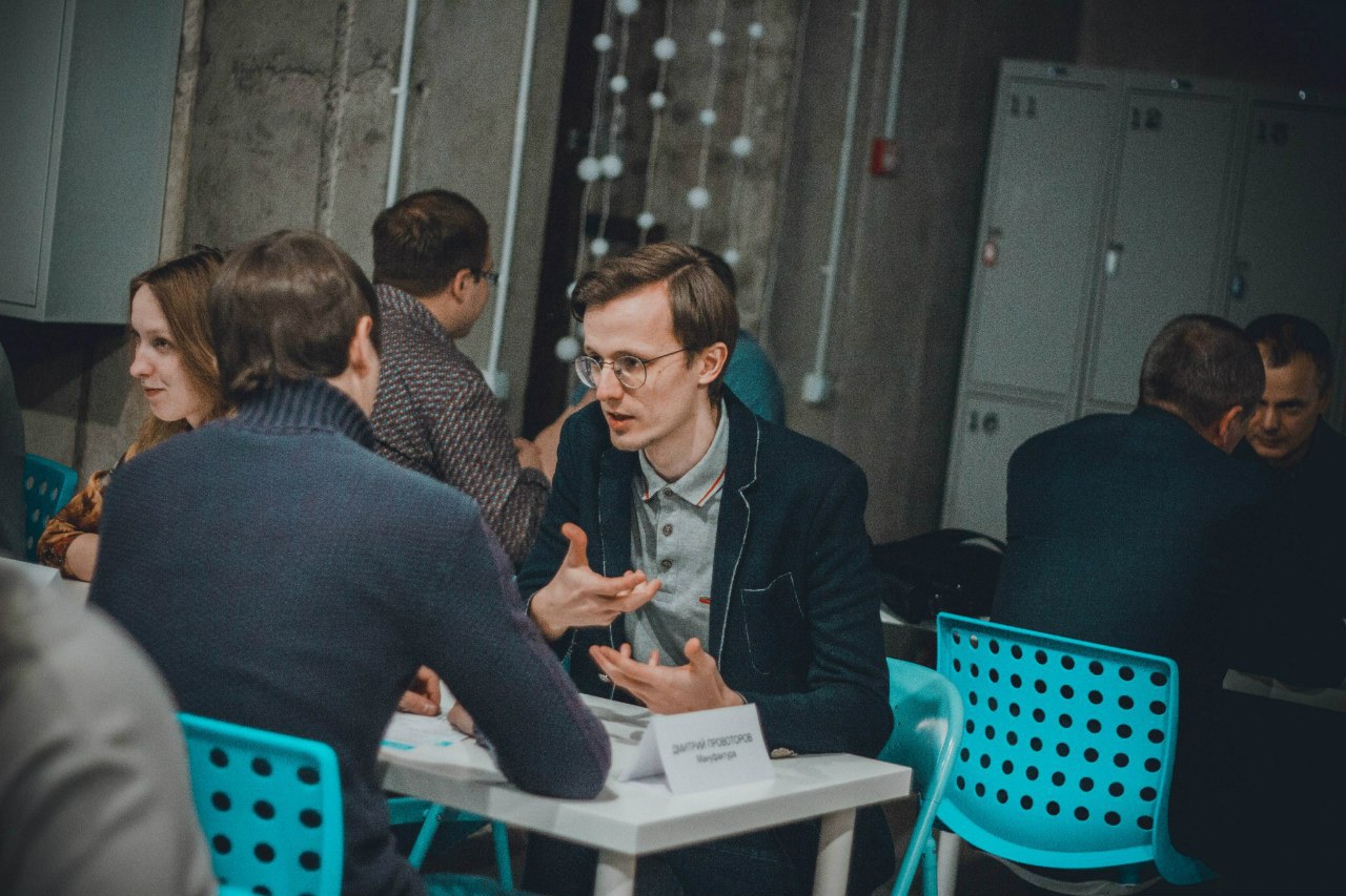 Дмитрий Провоторов консультирует стартаперов на менторском клубе ФРИИ.