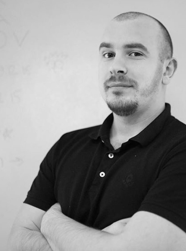 <b>Максим Закопайлов</b><br>
<br>
Технический директор, эксперт в разработке социальных сетей<br>
<br>
Опыт 9 лет<br>
<br>
Работал над проектами для:<br>
— Сбербанк<br>
— Нетология<br>
— Nikon<br>